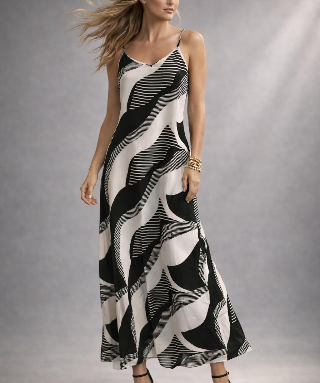 Vestido longo de alças finas, estampa preto e branco, caimento godê