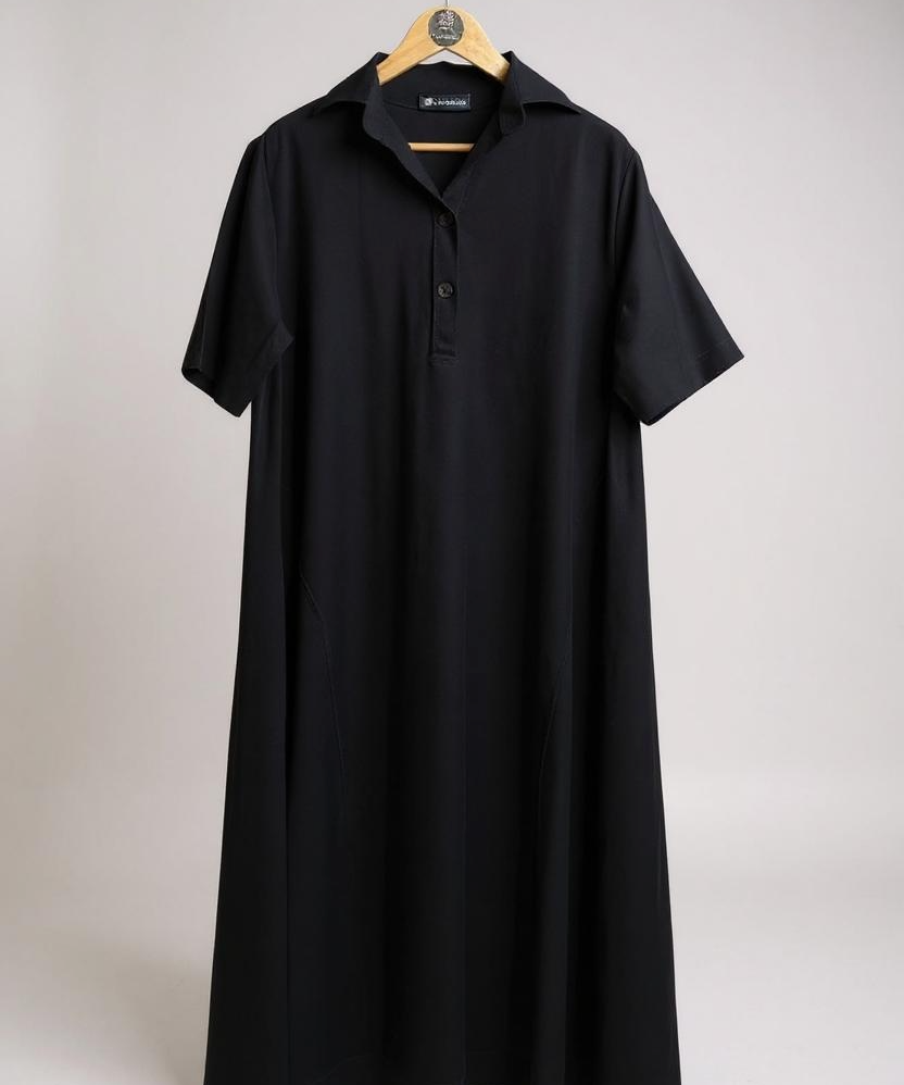 Vestido Fran preto, vista frontal com botões e gola polo, manga curta