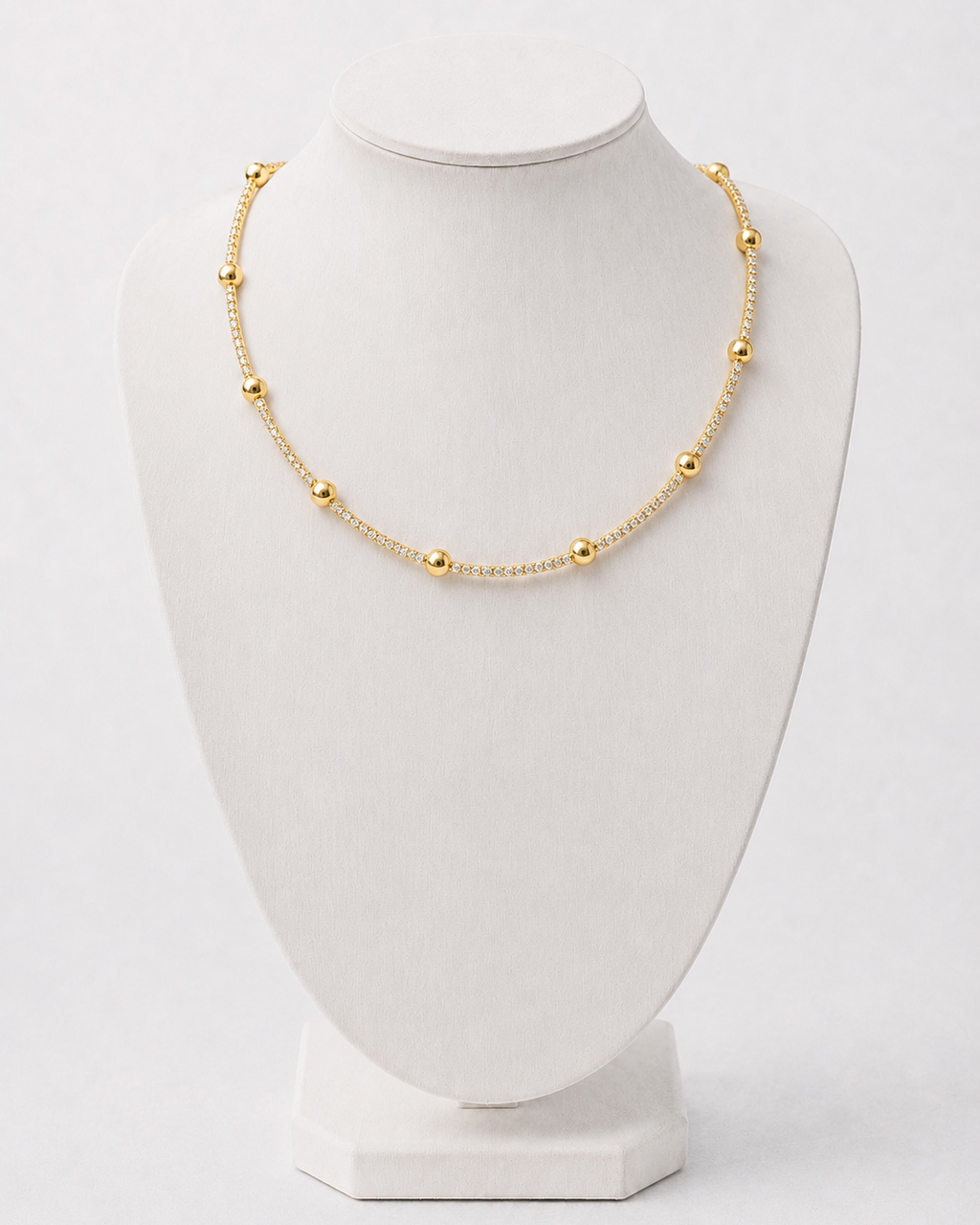 Choker dourado de esferas com zircônia, corrente delicada