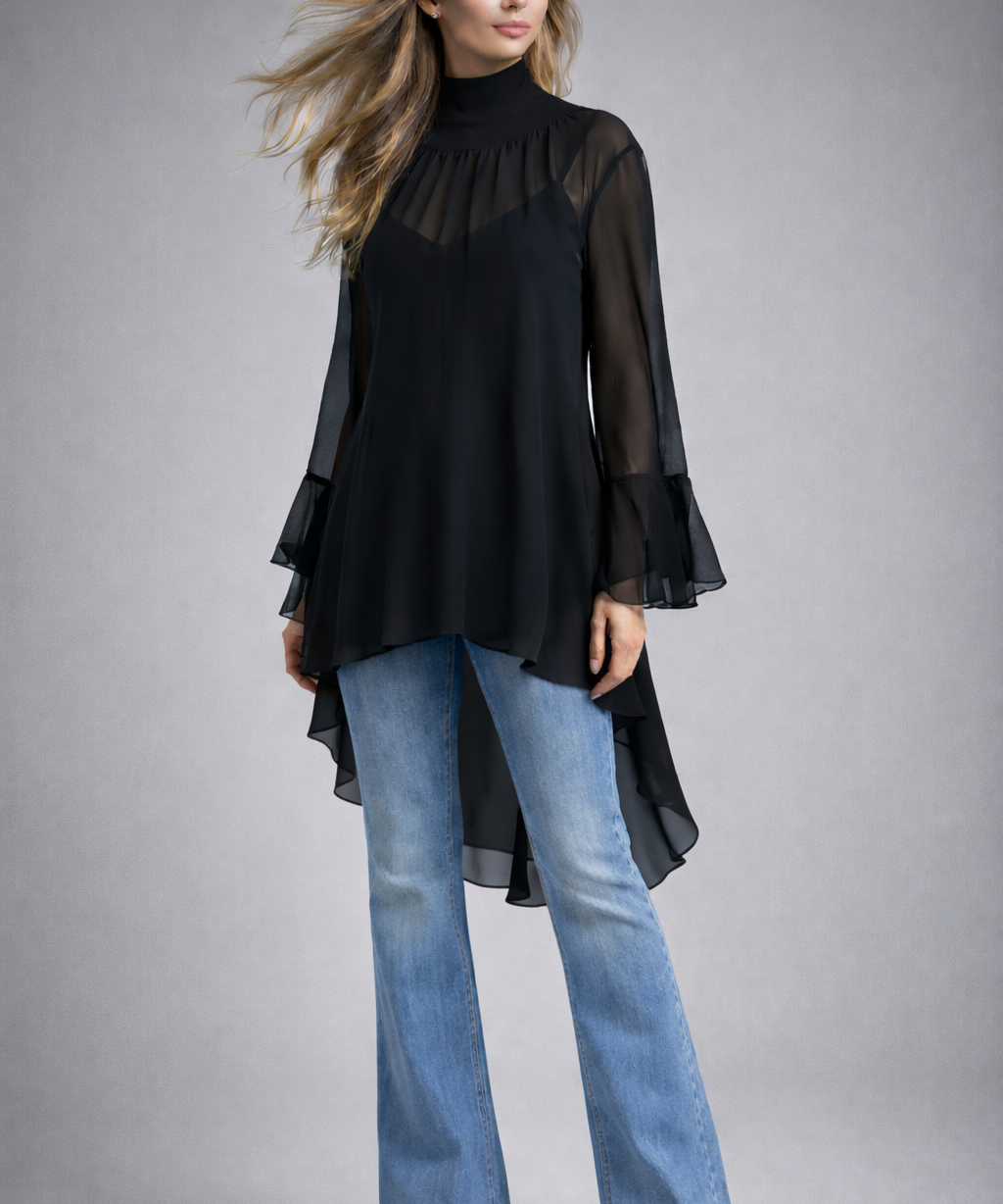 Vestido bata preto com gola alta franzida e mangas longas em tule