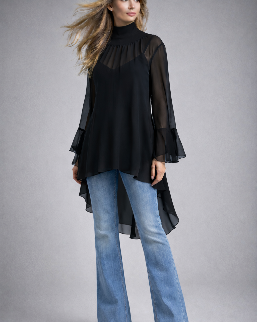 Vestido bata preto com gola alta franzida e mangas longas em tule