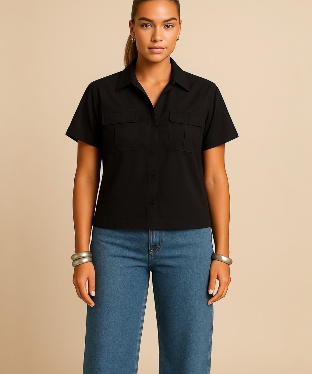 Blusa preta com gola polo, frente aberta por botões e mangas curtas, com bolsos