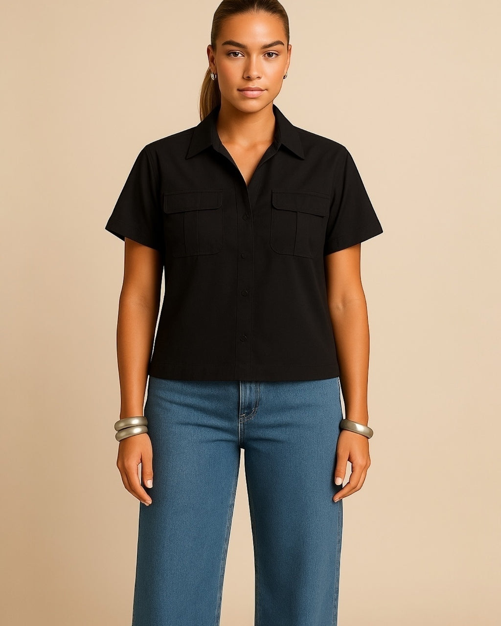 Blusa preta com gola polo, frente aberta por botões e mangas curtas, com bolsos
