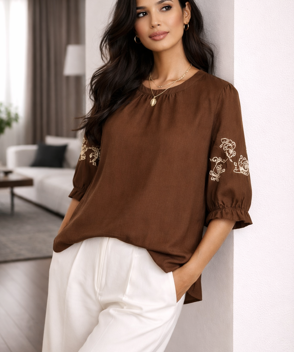 Blusa marrom com bordado claro nas mangas bufantes e gola franzida