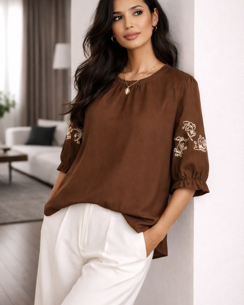 Blusa marrom com bordado claro nas mangas bufantes e gola franzida