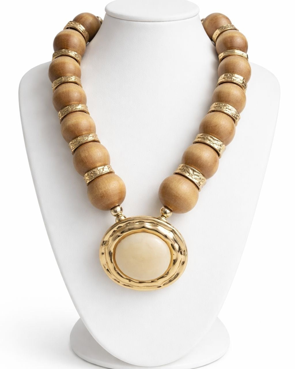 Colar Gil com contas bege e pingente dourado redondo liso