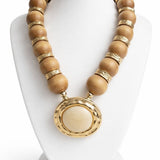 Colar Gil com contas bege e pingente dourado redondo liso