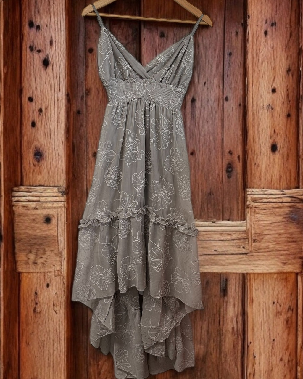 Vestido cinza de alças finas, decote V, saia longa em camadas com bordado floral