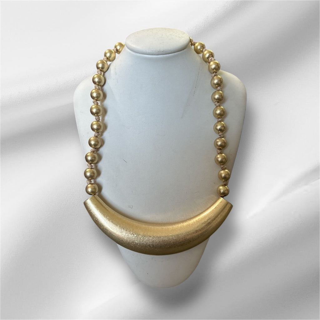 Colar Duran dourado com miçangas e fecho em corrente, pingente semicircular