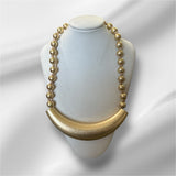 Colar Duran dourado com miçangas e fecho em corrente, pingente semicircular