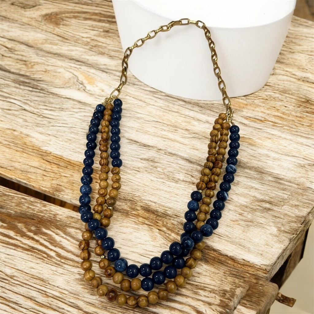 Colar maxi com contas azul-marinho e caramelo, múltiplas voltas e fecho dourado