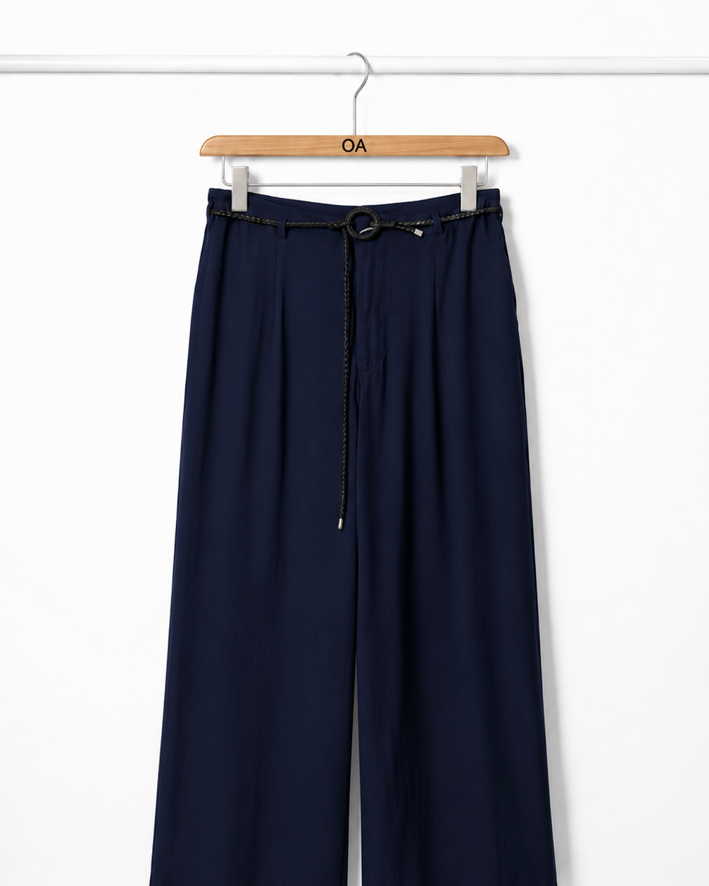 Calça azul-marinho de tecido liso, modelagem ampla, cintura alta com cadarço central
