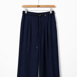 Calça azul-marinho de tecido liso, modelagem ampla, cintura alta com cadarço central