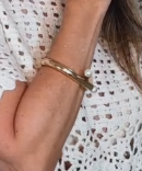 Bracelete Coco em metal com duas pérolas na pulseira aberta