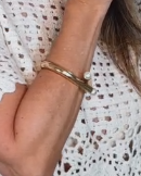 Bracelete Coco em metal com duas pérolas na pulseira aberta