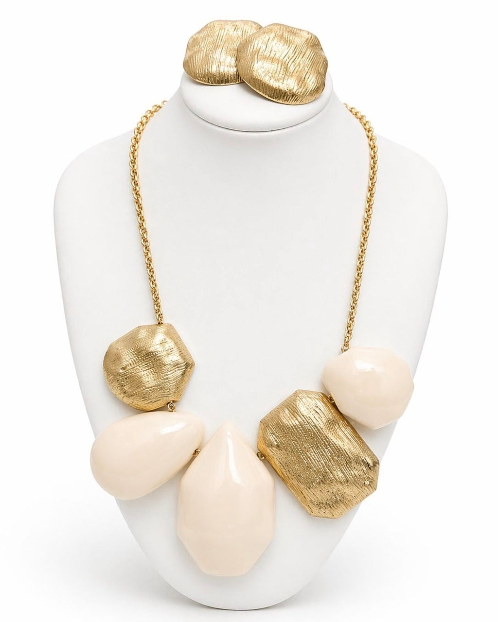 Colar Caetana dourado com correntinha e pingentes texturizados com pedras creme