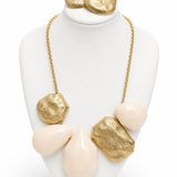 Colar Caetana dourado com correntinha e pingentes texturizados com pedras creme