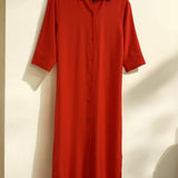 Vestido-camisa vermelho com botões frontais e colar, manga curta