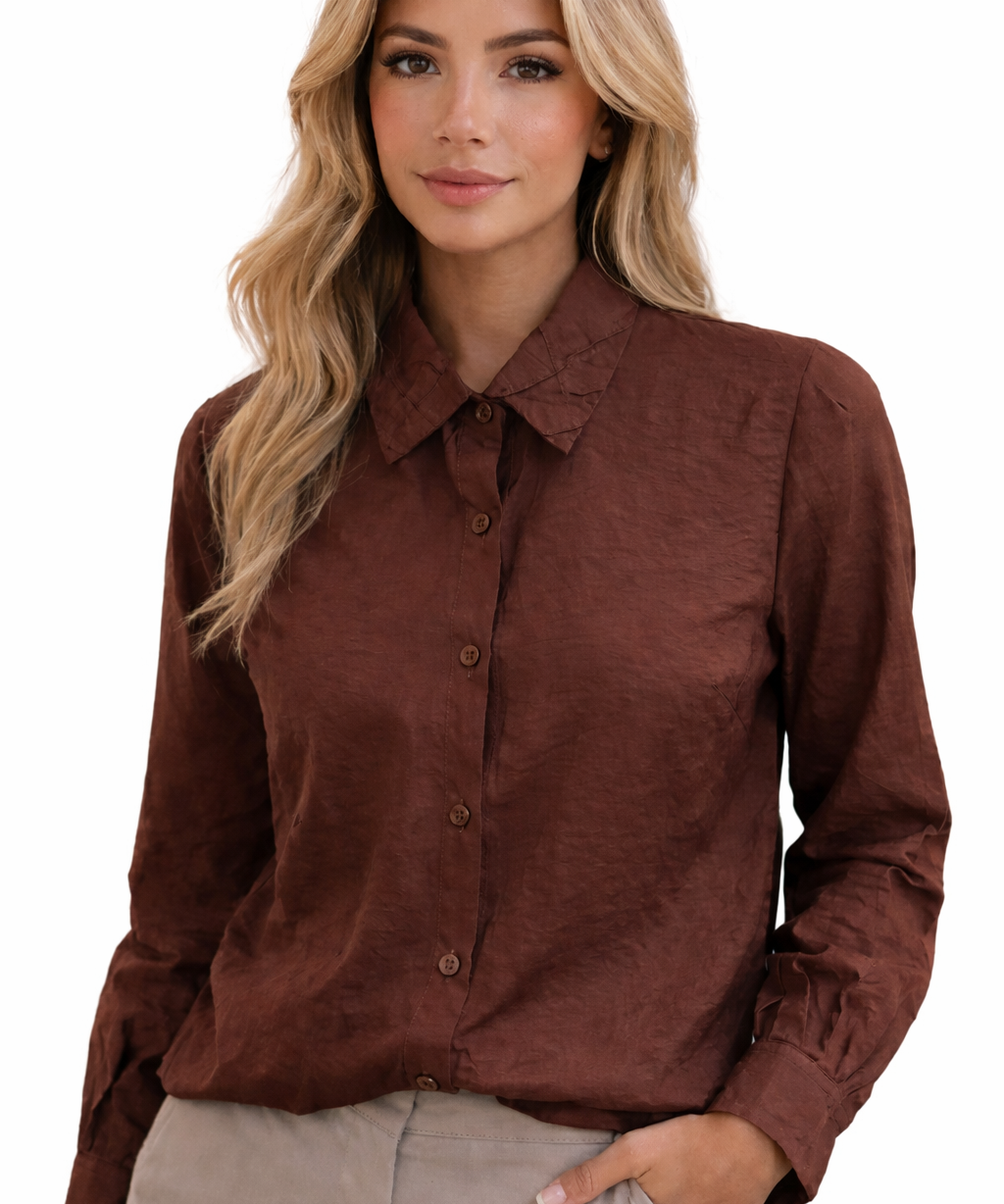 Camisa feminina bordô de tecido texturizado, gola clássica e botões frontais