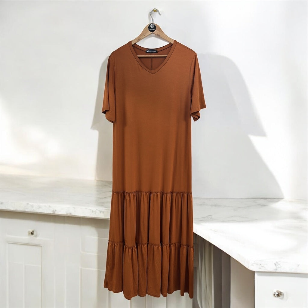 Vestido midi caramelo queimado com decote V e três faixas na saia