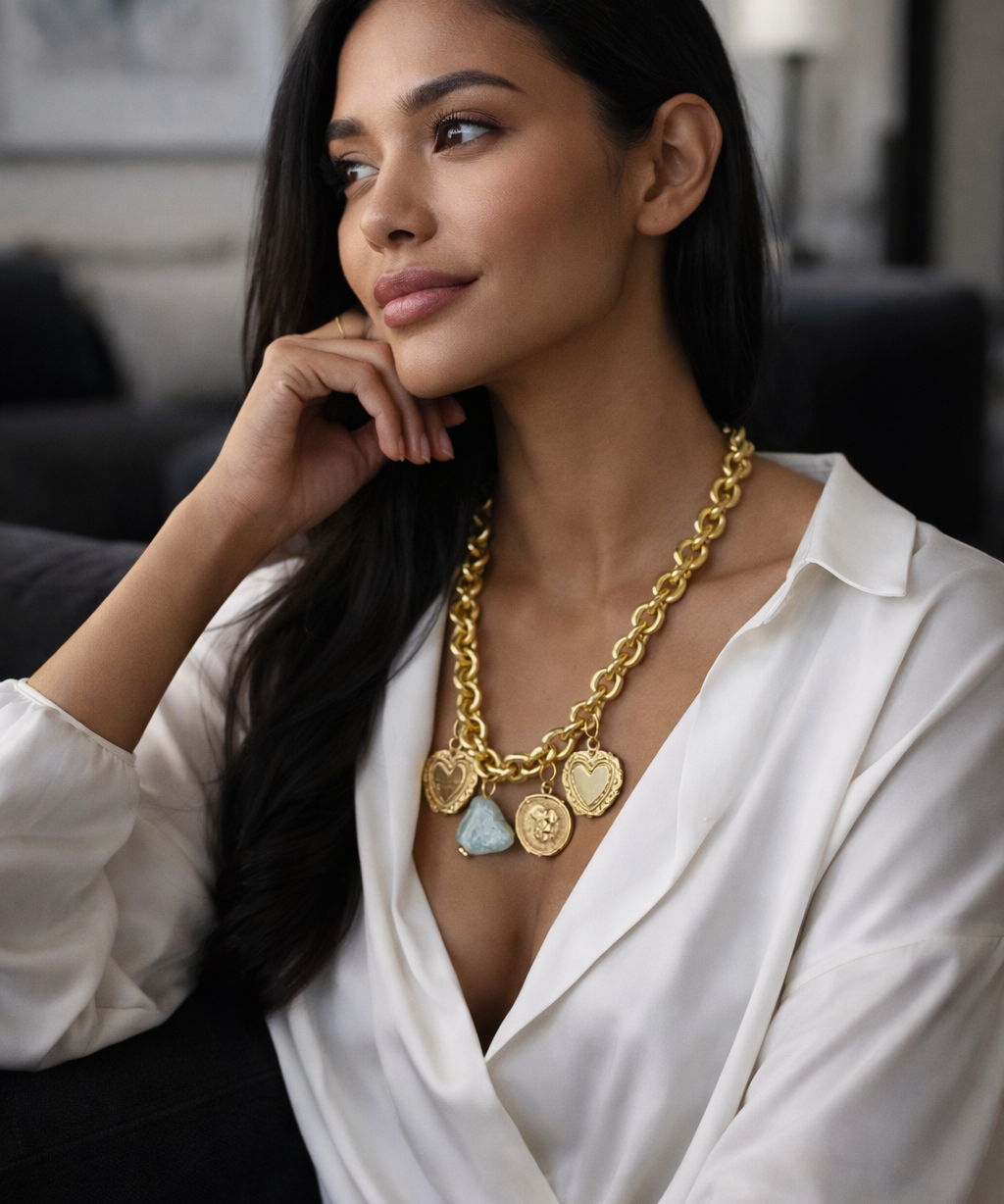 Colar dourado Maria Liana com pingente redondo e corrente em elos