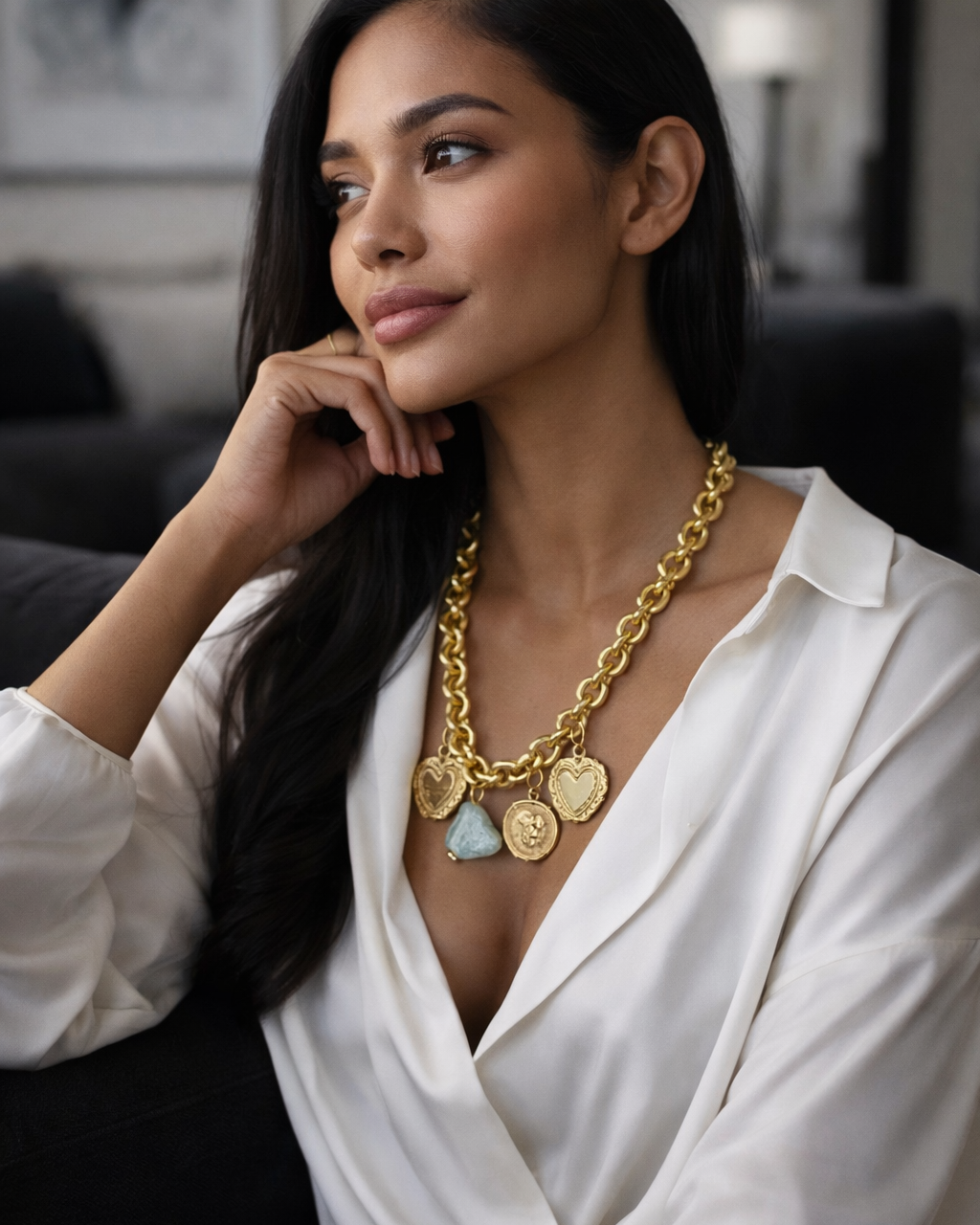 Colar dourado Maria Liana com pingente redondo e corrente em elos