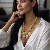 Colar dourado Maria Liana com pingente redondo e corrente em elos