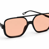Óculos Nikki Rosa com armação preta e lentes rosé, formato gatinho
