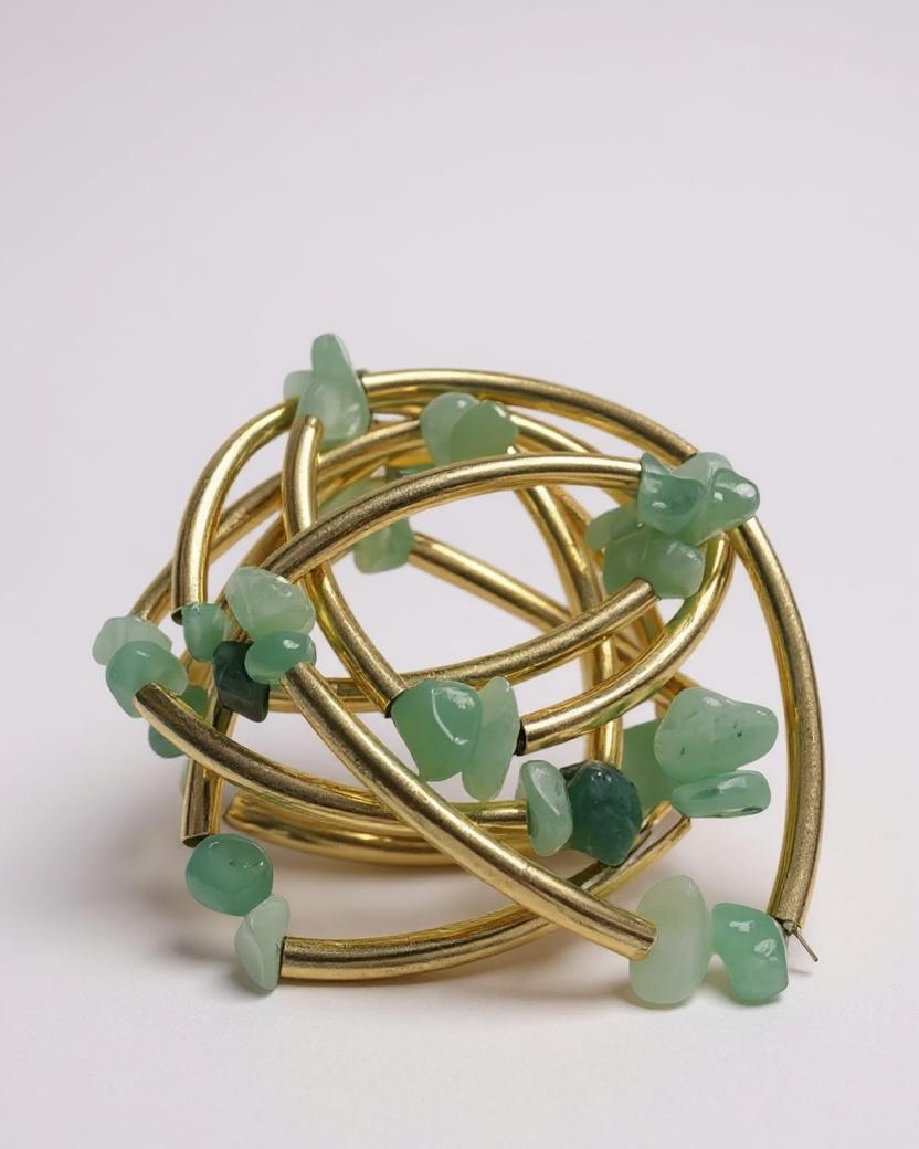 Pulseira folheada dourada com pedras verde-claras em cubos e elos curvos