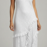 Vestido longo rendado branco com alças finas e camadas de babados na barra