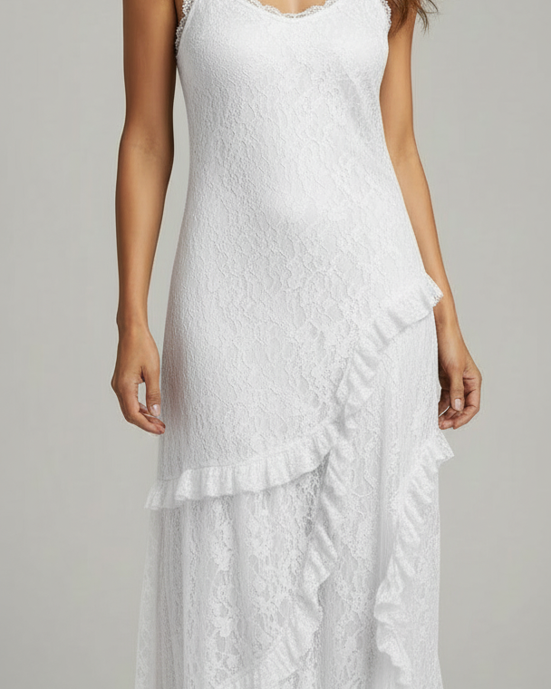 Vestido longo rendado branco com alças finas e camadas de babados na barra