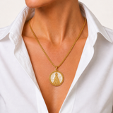 Colar dourado Maria Madre mini com pingente redondo e detalhe em madrepérola