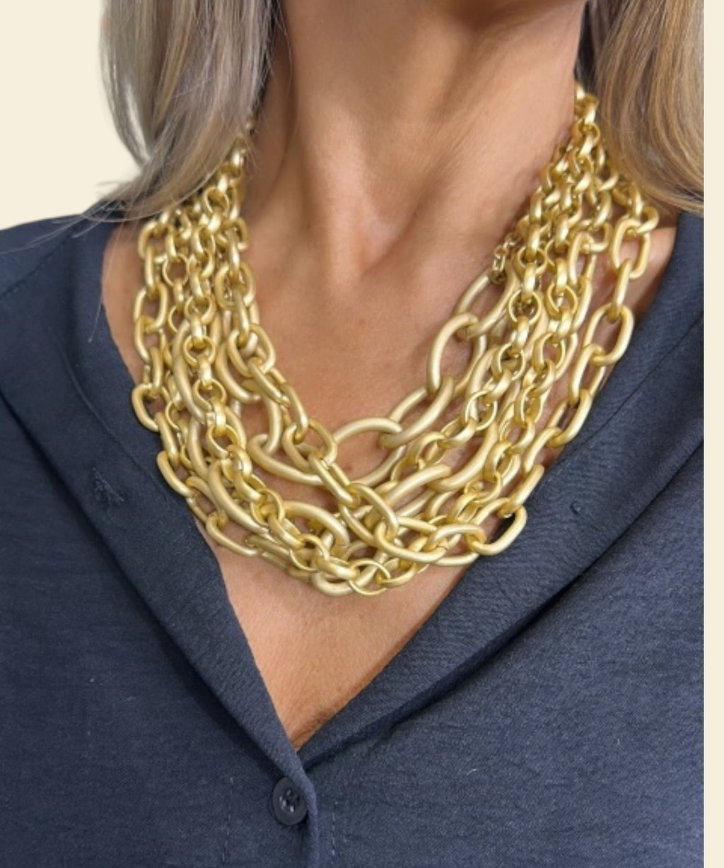 Colar Creta dourado fosco em correntes elípticas, modelo em camadas