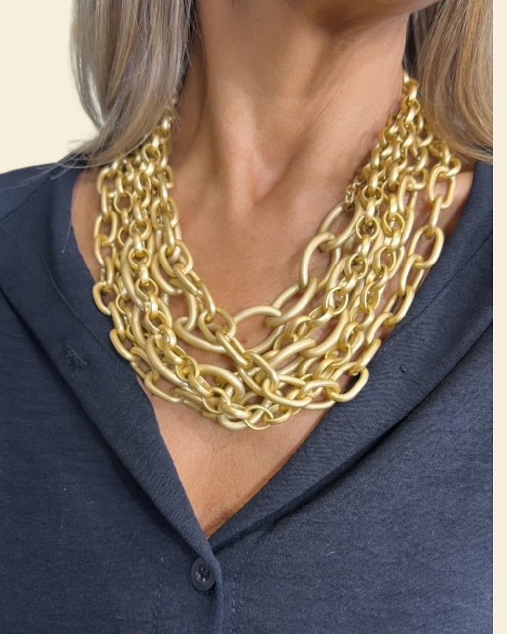 Colar Creta dourado fosco em correntes elípticas, modelo em camadas