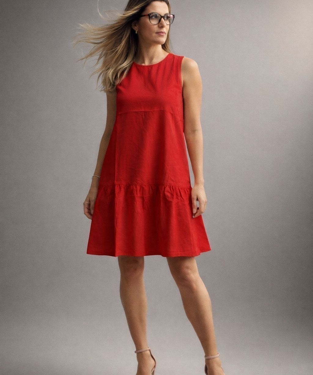 Vestido bata Leona vermelho sem mangas, franzidos na saia e bolsos laterais