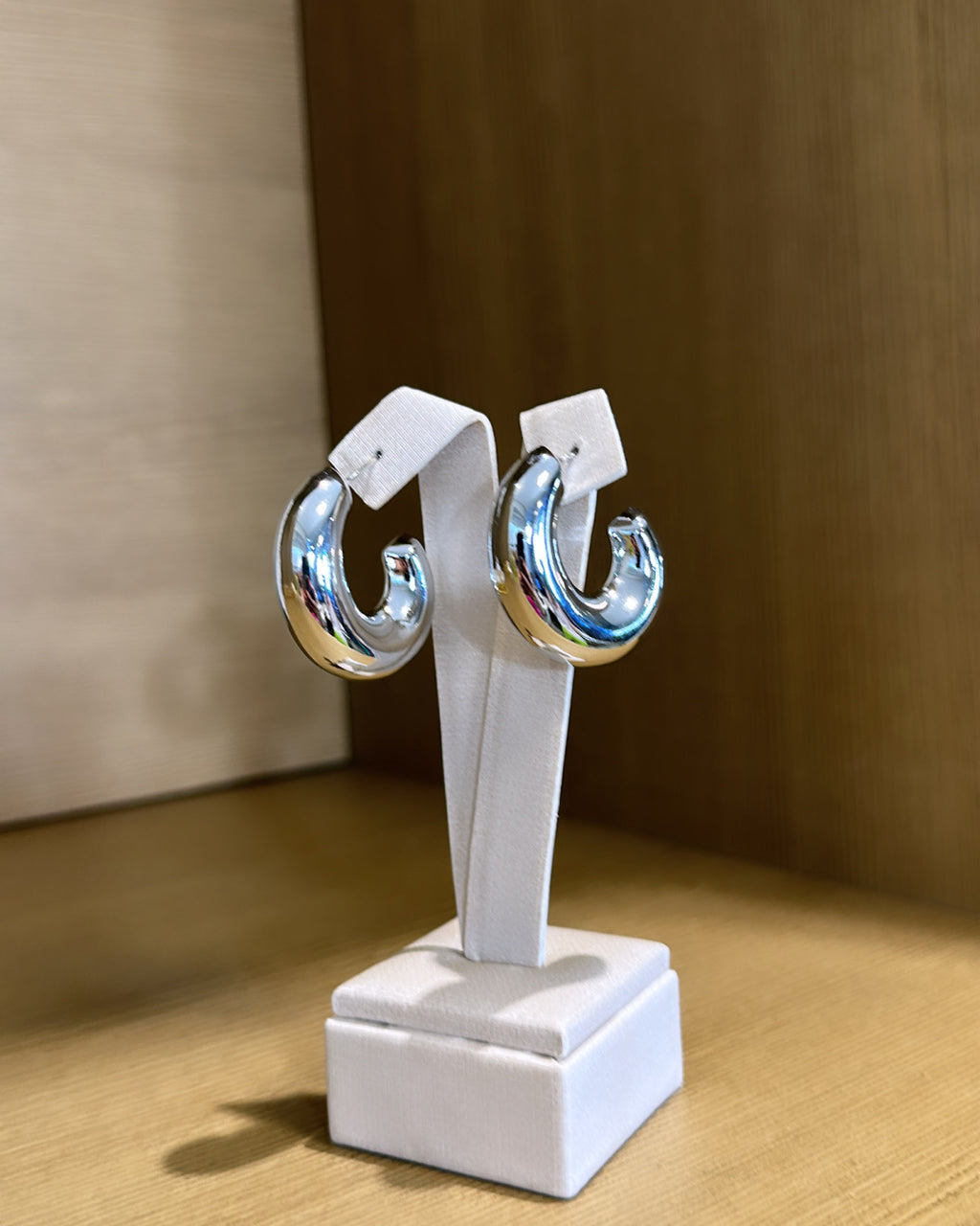 Brinco de argola prateado com detalhe azul, par