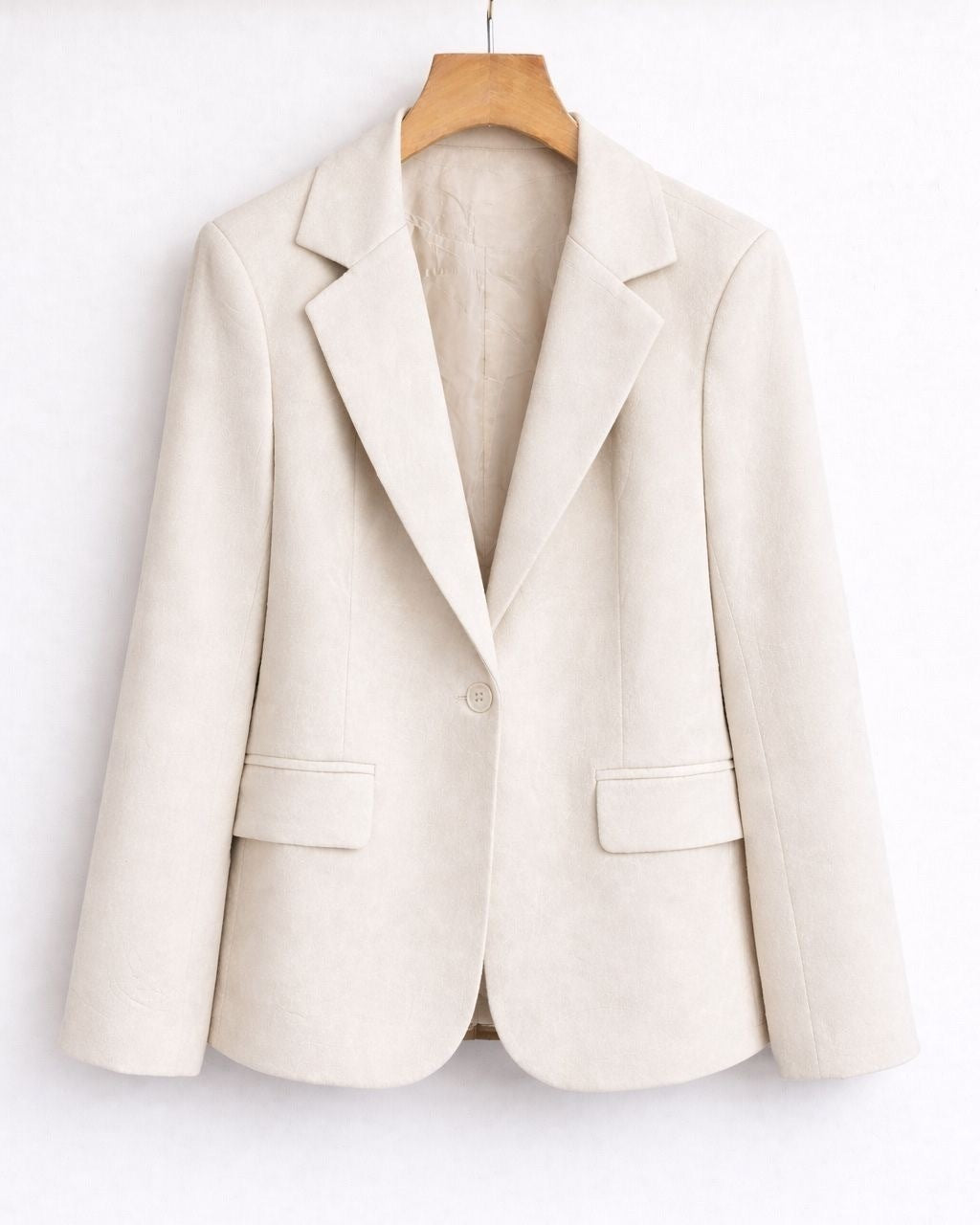 Casaco blazer areia claro com lapelas, botões e bolsos frontais com pala