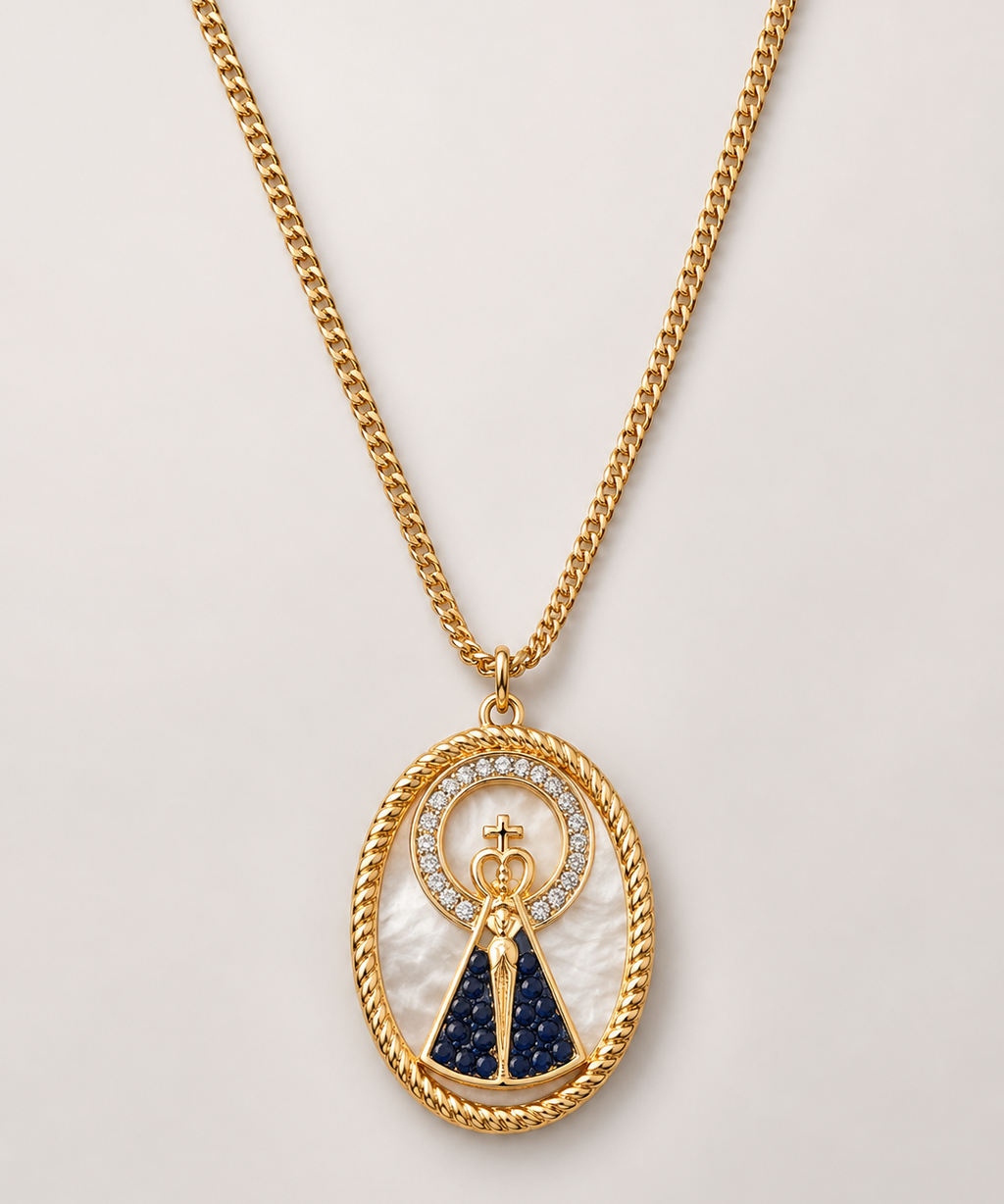 Colar dourado com medalhão oval dourado e fundo azul com símbolo religioso central