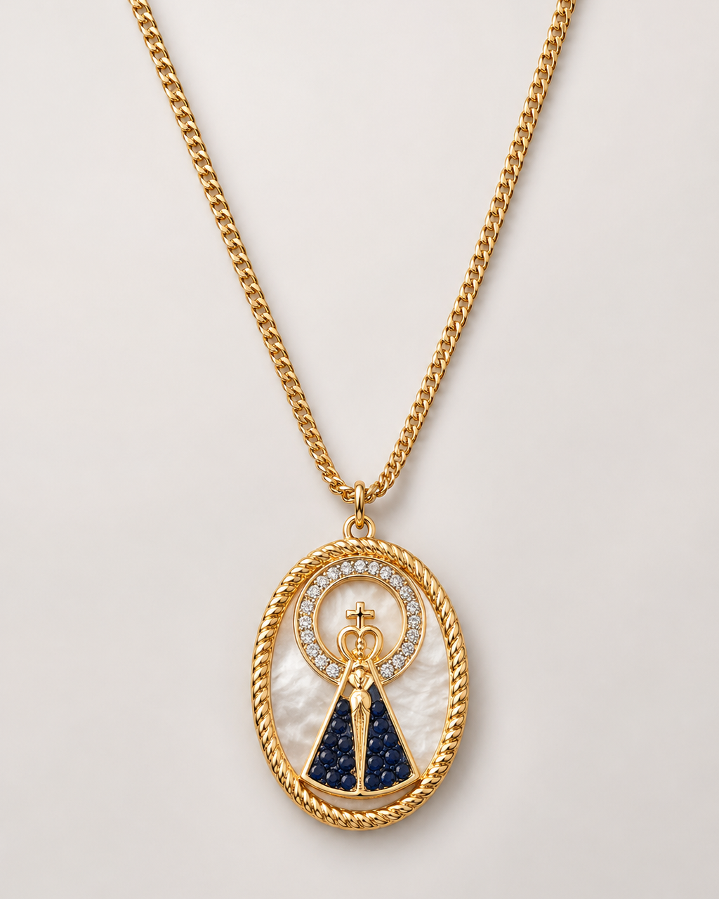 Colar dourado com medalhão oval dourado e fundo azul com símbolo religioso central