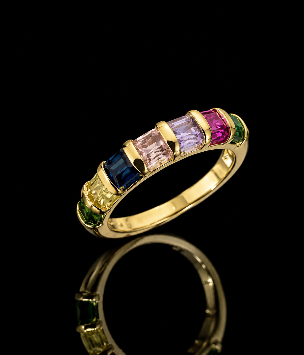 Aliança de ouro com pedras coloridas rosa, verde e azul em faixa, reflexo