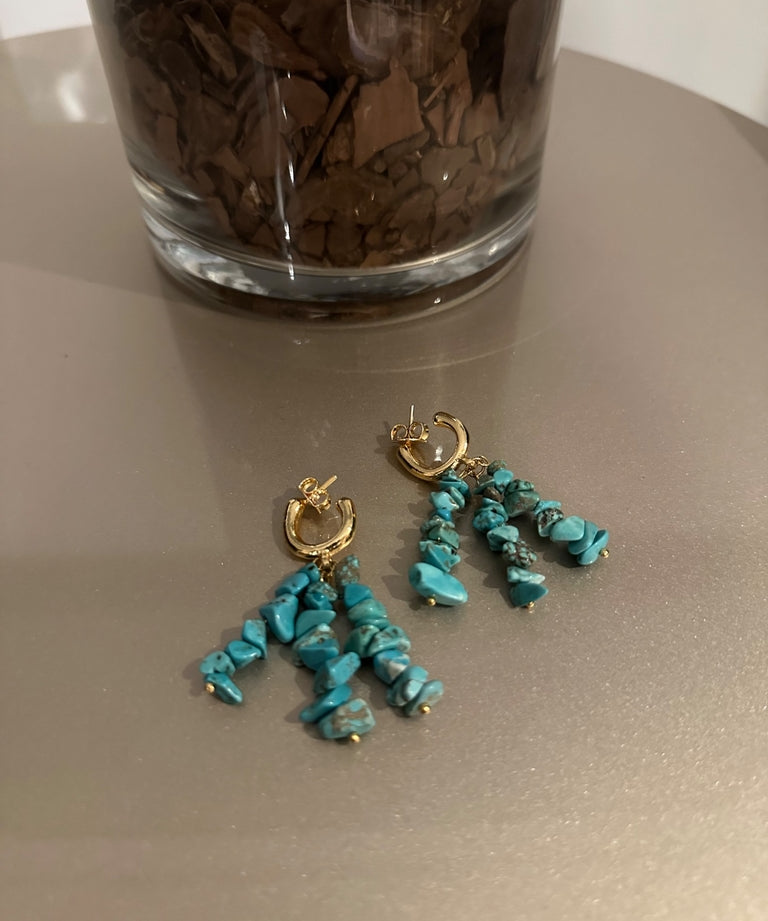 Brinco Paola blue com argola dourada e pendente de contas turquesa