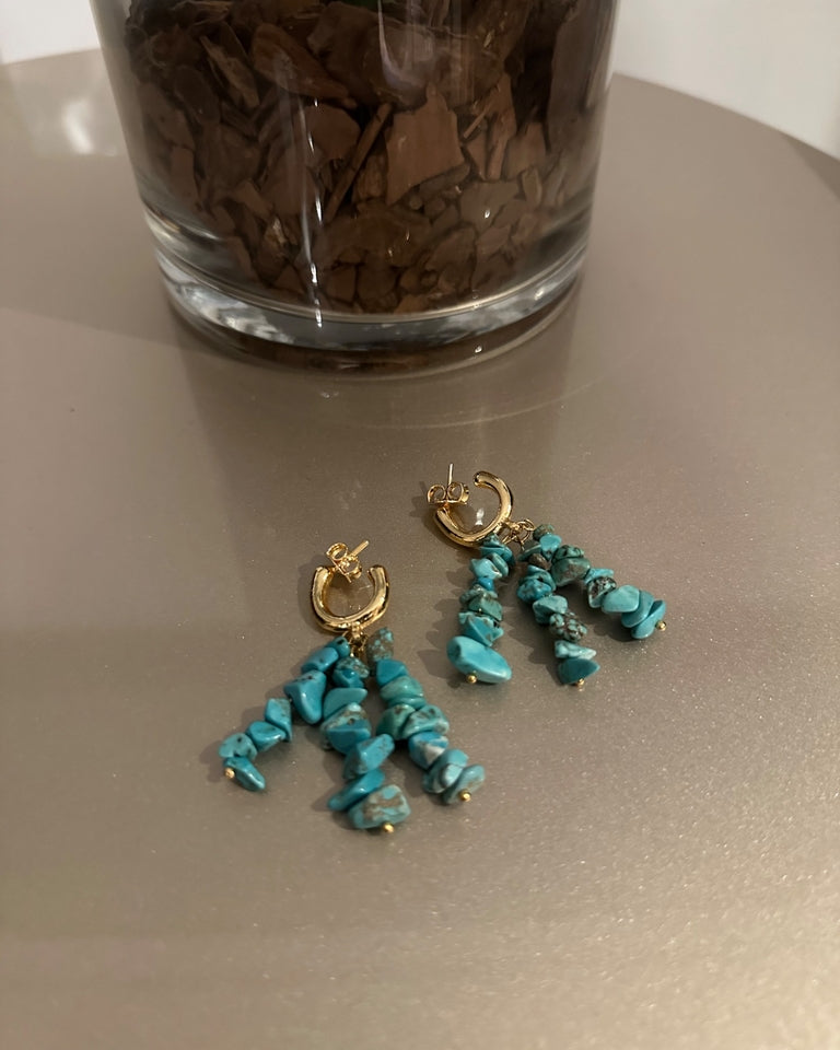 Brinco Paola blue com argola dourada e pendente de contas turquesa