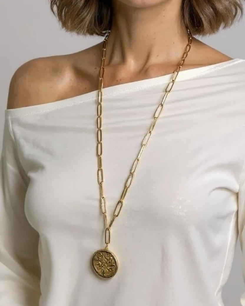 Colar sereia dourado com corrente de elos e pingente redondo com árvore