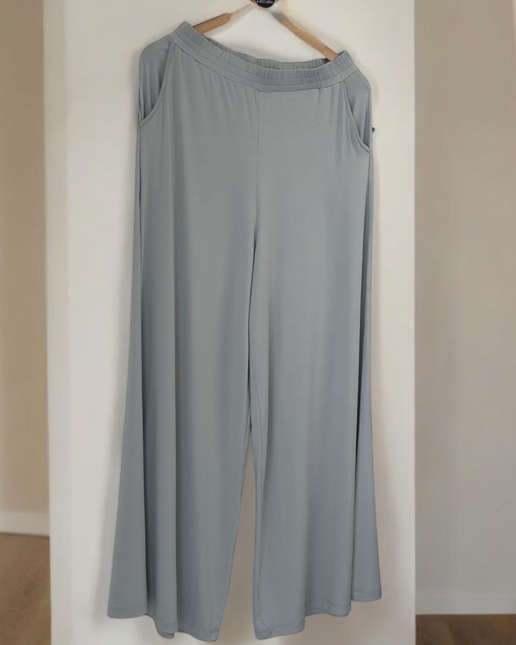 Calça Larissa cinza ampla, cintura com elástico e pregas, caimento solto