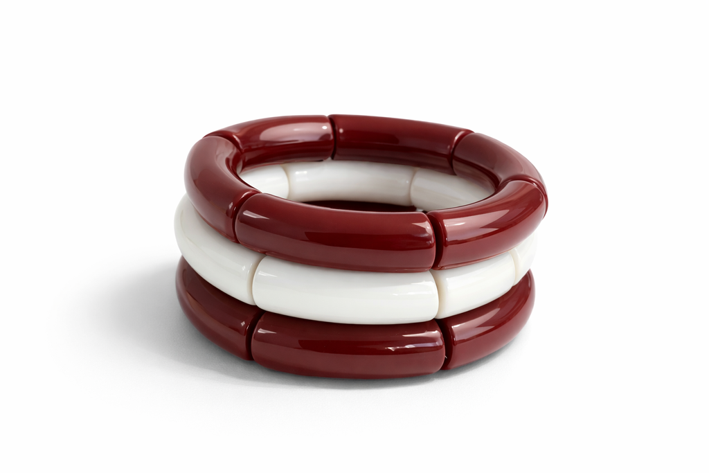 Trio de pulseiras de resina vinho e branca, com três argolas empilhadas