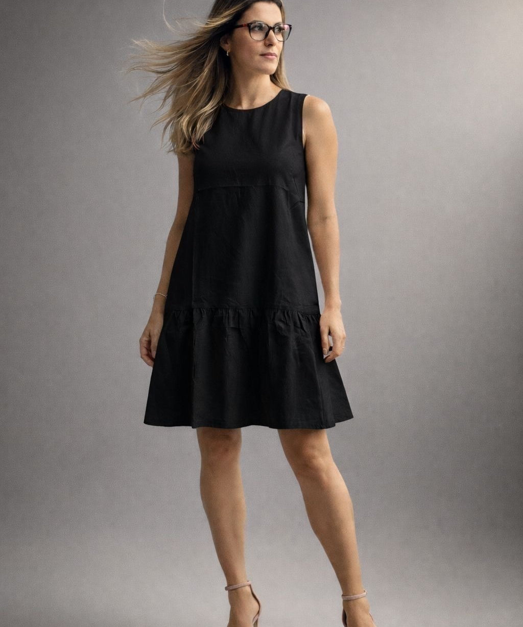 Vestido bata preto sem mangas, gola redonda e saia rodada
