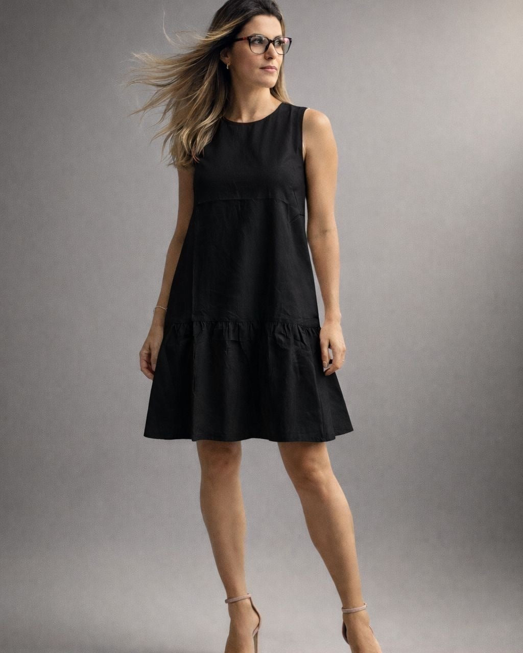 Vestido bata preto sem mangas, gola redonda e saia rodada