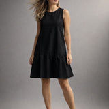 Vestido bata preto sem mangas, gola redonda e saia rodada
