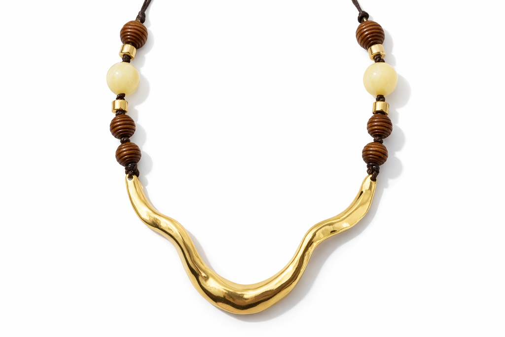 Colar Jacira marrom e bege com contas e pingente dourado ondulado