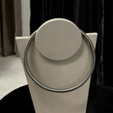 Colar slim prateado em corrente com pingente redondo liso